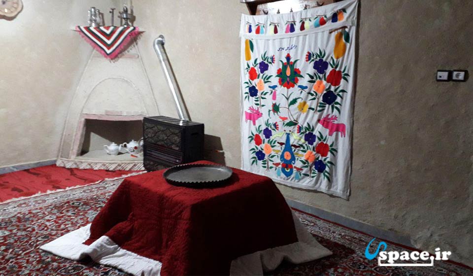 اتاق سنتی و زیبای اقامتگاه بوم گردی ننه بی بی - گالیکش - روستای کرنگ کفتر