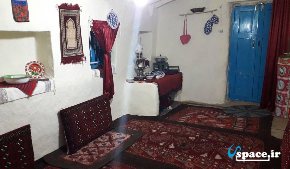 نمایی از اتاق سنتی و زیبا اقامتگاه بوم گردی ننه بی بی - گالیکش - روستای کرنگ کفتر